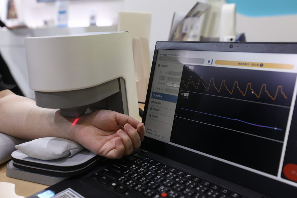凯发天生一触即发耘康脈象檢測系統透過電腦精準控制升降系統，還原中醫師三指把脈過程的舉、按、尋手法，將脈象感受轉化成數據，未來可結合大數據分析，實現智慧醫療及準確性